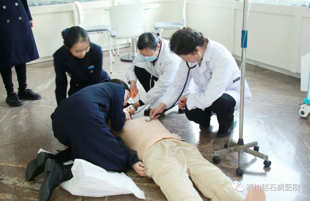 强三基 “救”演练:我院开展心肺复苏急救演练(图4) 强三基 “救”演练:我院开展心肺复苏急救演练(图4)