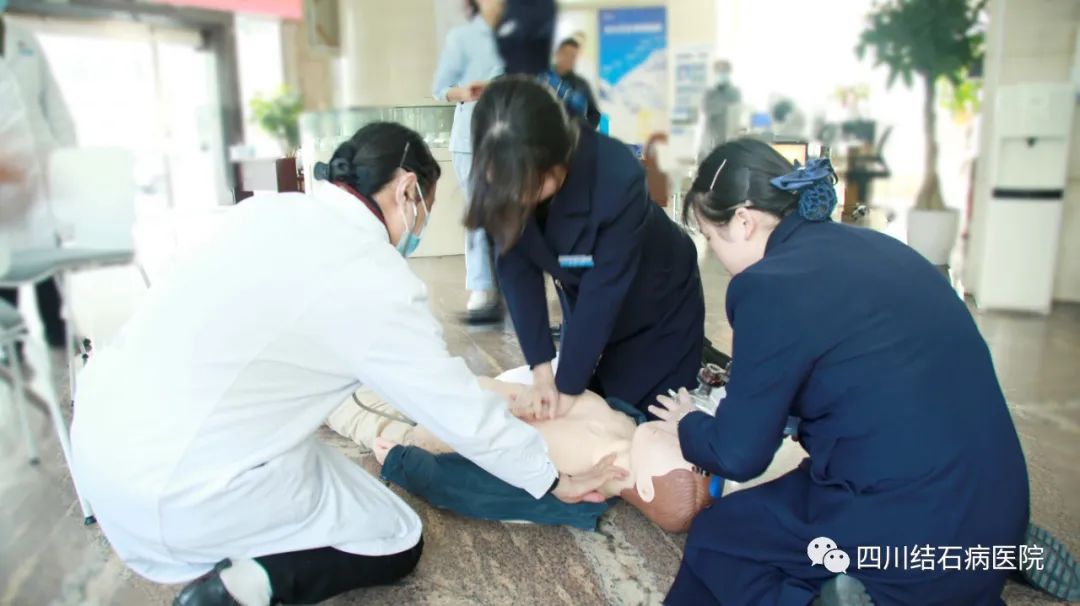 强三基 “救”演练:我院开展心肺复苏急救演练(图6) 强三基 “救”演练:我院开展心肺复苏急救演练(图6)