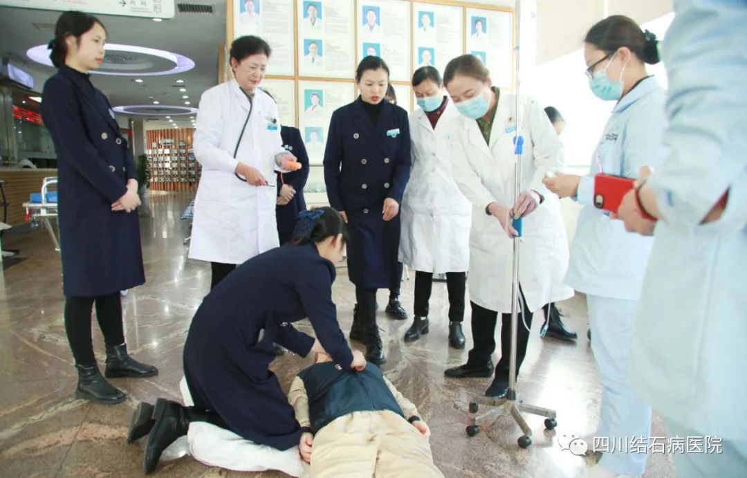 强三基 “救”演练:我院开展心肺复苏急救演练(图8) 强三基 “救”演练:我院开展心肺复苏急救演练(图8)