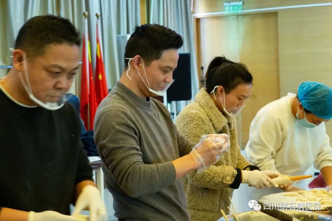 医患同心“饺”好运——四川结石病医院开展冬至包饺子活动(图5) 医患同心“饺”好运——四川结石病医院开展冬至包饺子活动(图5)