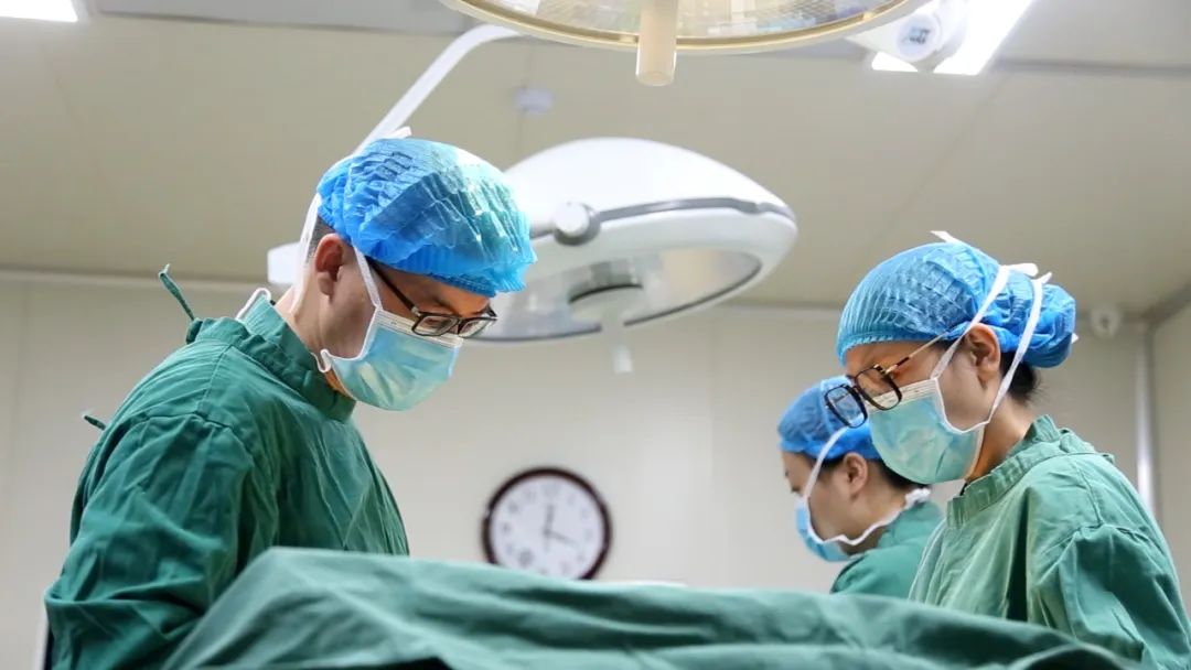 遂宁7岁男孩遭胆结石困扰，父母拒绝切胆求助四川结石病医院！(图3)